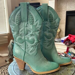 NWT Very Volatile brand Aqua/blue/light Teal Western Boots rounded toe
